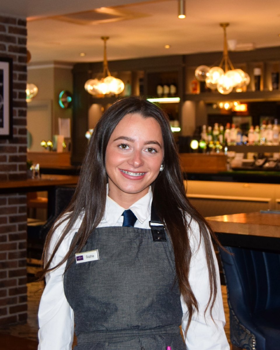 Meet Sophie, one of our amazing waitresses at The Sandymount Hotel! 💙
She loves chatting with guests from all over the world. Her Dublin pick: Temple Bar (don’t miss the Baby Guinness!) 🍻
Menu fave: chicken wings 🍗 To her, it’s “a home away from home.”

 Thanks, Sophie! 👏