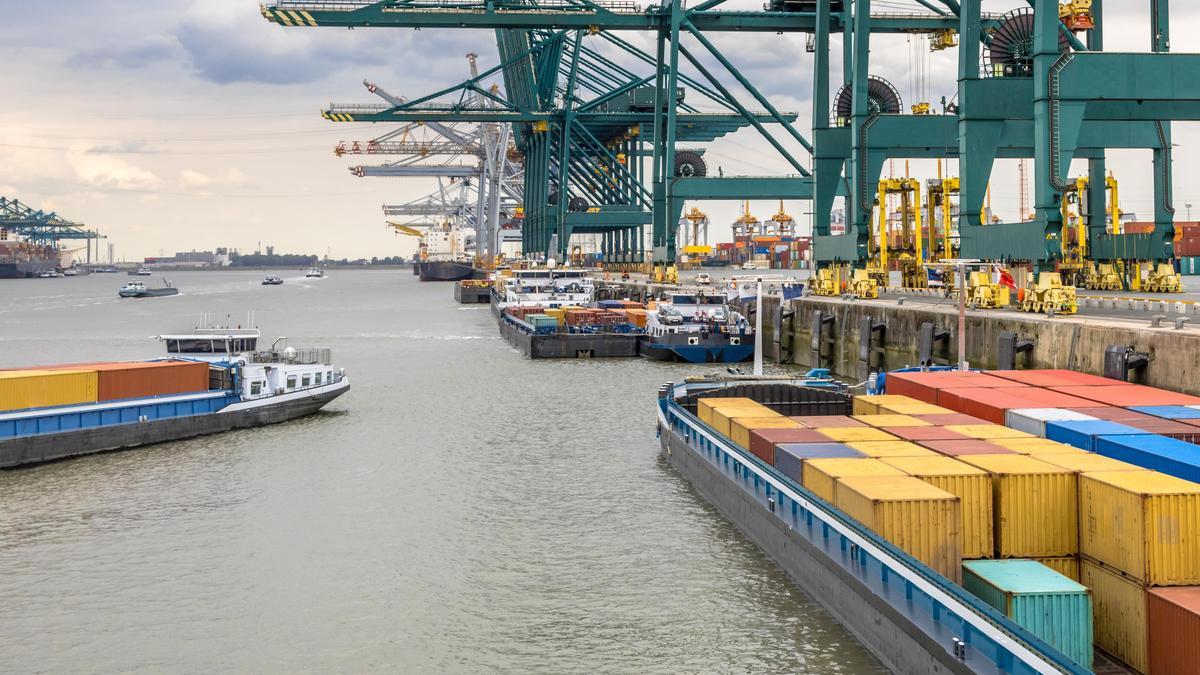 📉 Waarde Belgische export groeit amper in Q1 2025 vs. 2024. Waarde invoer daalt licht. Voeding en farma stijgen, vervoer en diamant haperen. 🇺🇸 Effect VS-tarieven nog niet zichtbaar. 
#export #economie #België #handel #statistiek 
👉 nbb.be/nl/statistical…