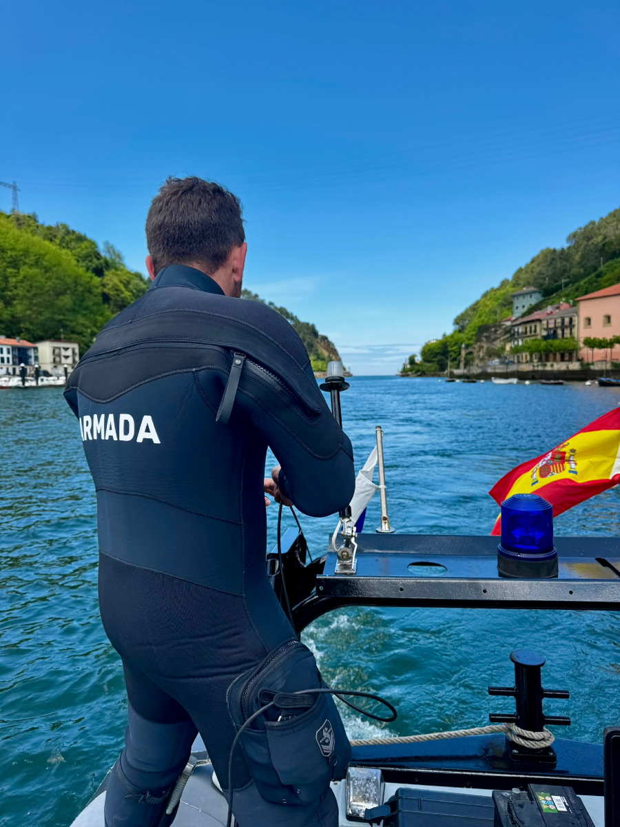Armada_esp's tweet image. Nuestros buceadores de #UnidadBuceoFerrol realizan búsqueda y comprobación de un yacimiento submarino como parte del ejercicio #Marsec, para prevenir el expolio de nuestro patrimonio subacuático.
#SomosLaArmada🇪🇸⚓