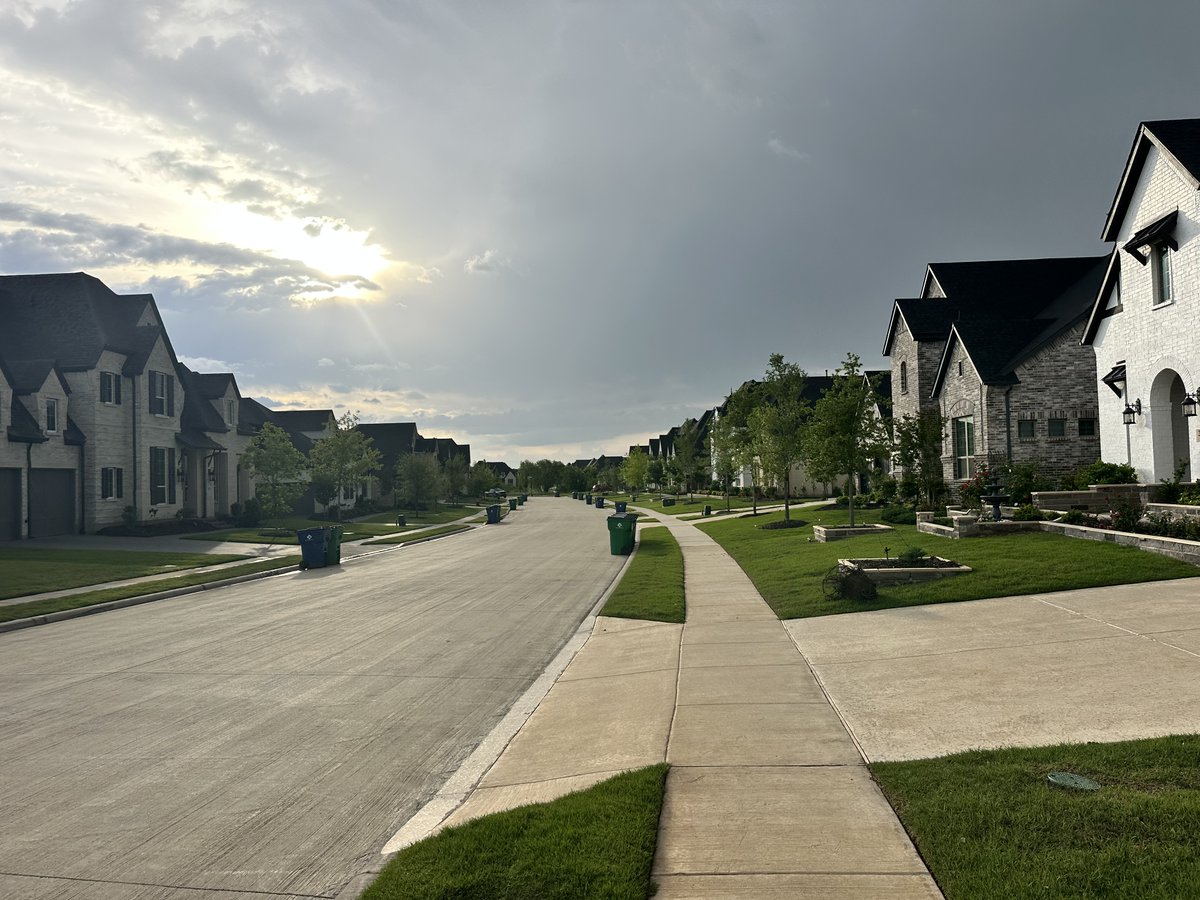 DaisyGreek's tweet image. 💭🔑 What's the one feature that turns a house into YOUR home? An open floor plan, a sunlit patio, or perhaps a modern kitchen? Drop your thoughts in the comments! 👇 #HomeSweetHome #RealEstateDreams #HomeFeatures