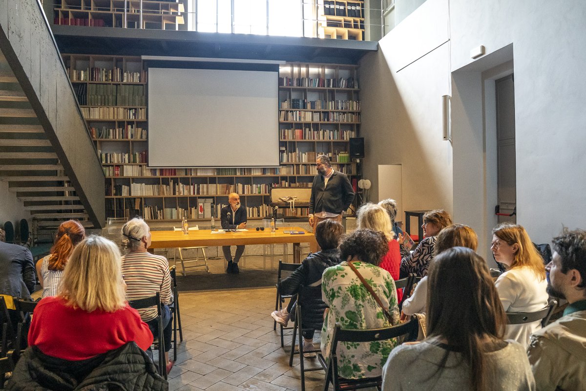 📚 Grazie a tutt*!
Il viaggio de La lettura intorno si è concluso con un momento intenso di parole, riflessioni e comunità.

🎤 Un grazie speciale a Giuseppe Antonelli, che ci ha aiutati a rileggere il senso profondo di questo progetto: fare della lettura un’esperienza condivisa.