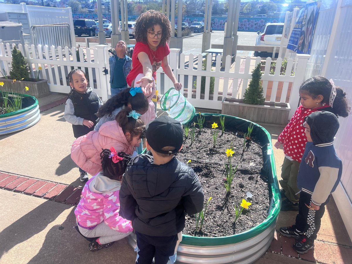 Sunny skies led to the Belleville Beginners in Ms. Grimes's class getting their hands dirty while planting in the garden boxes! #bellevillebeginners