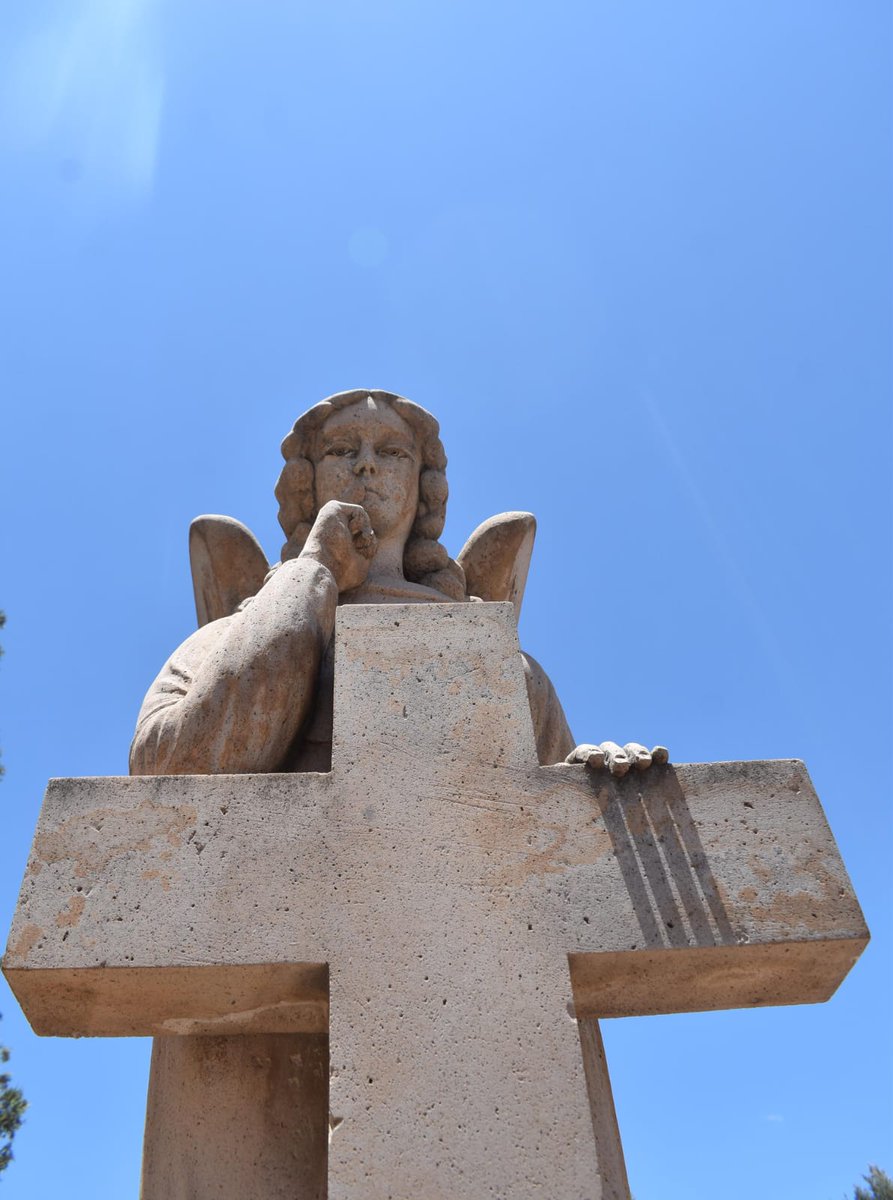 "Ángeles del Oriente"

El #PanteóndeOriente de #Durango  es un recinto de gran relevancia cultural debido al extenso acervo histórico y monumental contenido en él. En su interior podemos ver diversos #ángeles de cantera custodiando las tumbas.
📷 Fotos : <a href="/geralbeatle/">@geralbeatle</a>