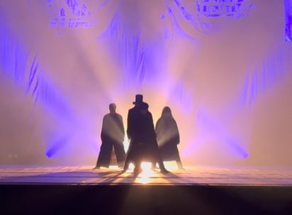 商業施設によくあるエスカレーター下の吹き抜けイベントスペースってあるじゃないですか。
そこで、どうしてもこんなシルエットを見せる演出をしたいのです。
もちろん暗くすることはできません。
皆さんならどうしますか？？