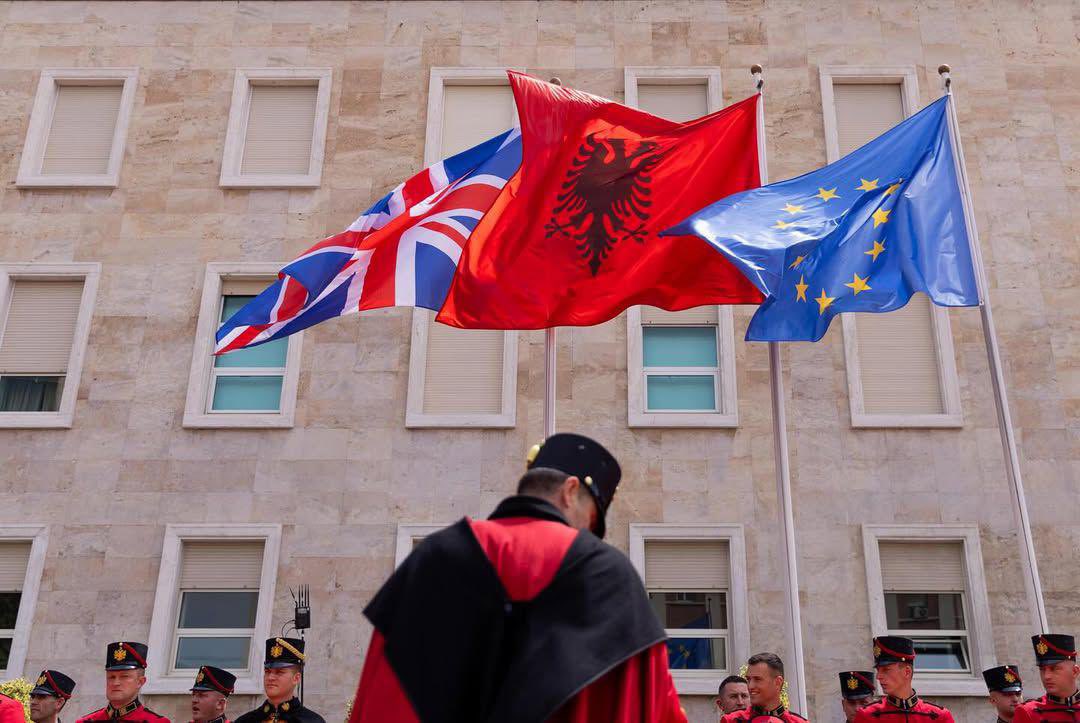 🇦🇱🇬🇧 Ditë e shënuar në marrëdhëniet tona me Mbretërinë e Bashkuar. 

✍️📃 Në kuadër të vizitës së parë të një kryeministri britanik në vendin tonë, pas takimit dypalësh mes Kryeministrave <a href="/ediramaal/">Edi Rama</a> dhe <a href="/Keir_Starmer/">Keir Starmer</a> u nënshkrua sot “Deklarata e përbashkët në fushën e mbrojtjes