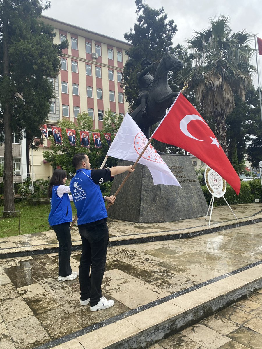 15-21 Mayıs Gençlik Haftası açılış töreni Gençlik Merkezi Müdürümüz Alper ALPATA’nın Atatürk Anıtına çelenk sunumuyla başladı.

#gençlikhaftası🇹🇷 

@oa_bak 
@gsbgenclik