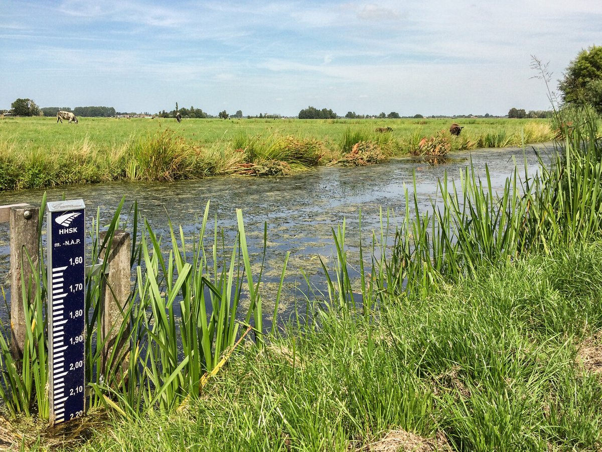 Droogte of hoogwater? 💧Met andere waterbeheerders zorgen we voor voldoende water door zo nodig naar elkaar water aan en af te voeren. Vandaag ondertekenen we het waterakkoord klimaatbestendige wateraanvoer en doorvoer Krimpenerwaard én het akkoord Hollandsche IJssel en Lek. 🤝