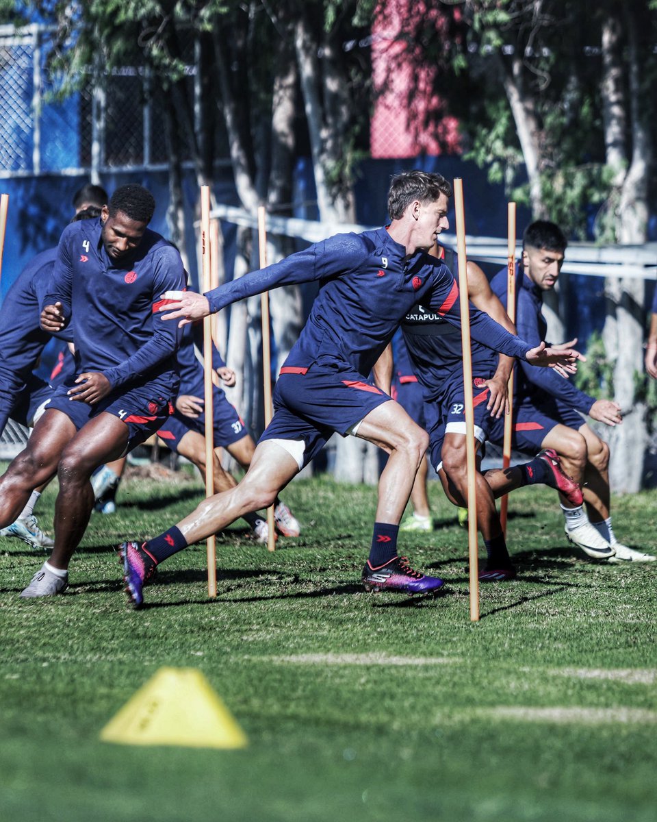 DebateSL's tweet image. 🚨 El plantel de #SanLorenzo DECIDIÓ NO ENTRENAR por la DEUDA que mantienen con ellos.

⚠️ En este momento se encuentran REUNIDOS en el VESTUARIO.

ℹ️ @lacicloneta