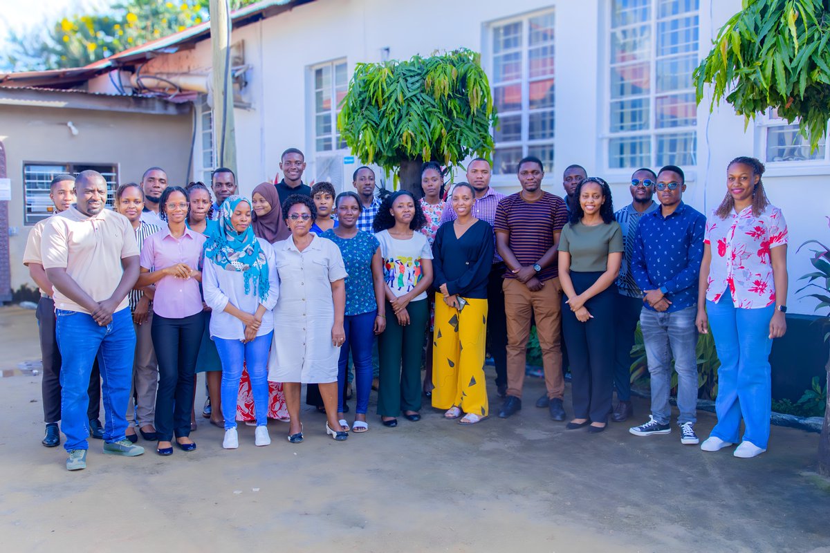 TRAINING:
Ifakara equips young researchers with advanced data analysis skills💡🚀

This week, @Ifakarahealth hosted a hands-on training on ecological data analysis using Generalized Linear Mixed Models (GLMMs) in R 🧑🏽‍💻📈 — equipping young researchers from top Tanzanian