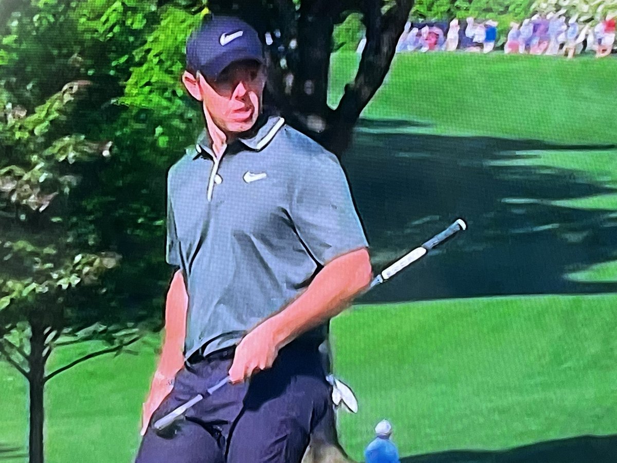 The green of #RoryMcIlroy’s shirt is not as vivid in this pic as it is on TV.
But I think there’s no doubt that wearing green in his 1st round in a major after completing the Grand Slam at the Masters is no coincidence.
Did I mention that I was at Augusta?! #PGAChampionship
