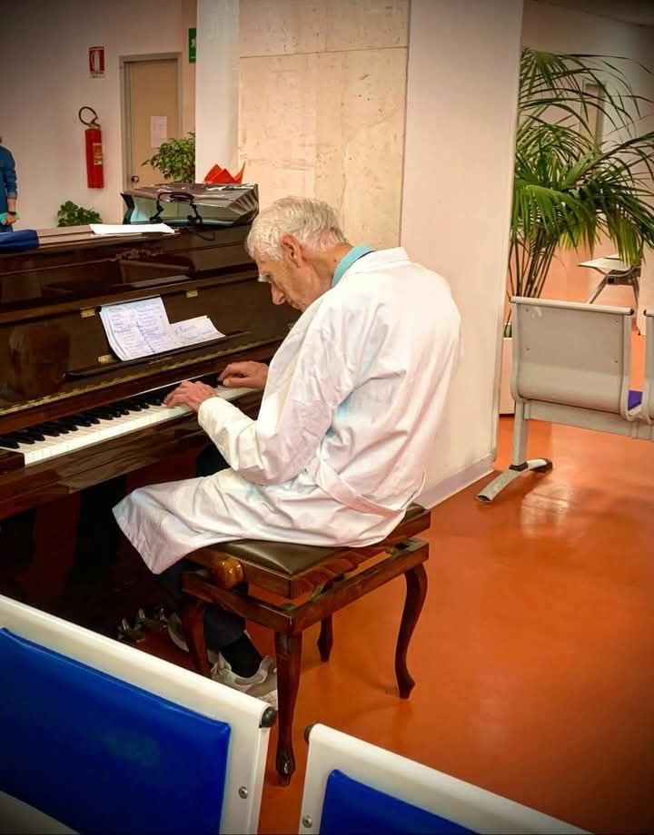 Gianni ha 88 anni e la mattina all'oncologico di Cagliari suona per i malati di tumore.
Non viene pagato, e non cerca applausi.
In un luogo dove si combatte spesso in silenzio, lui, con la musica, semplicemente, offre "una carezza per l'anima"

Amo #ogniForma di umanità