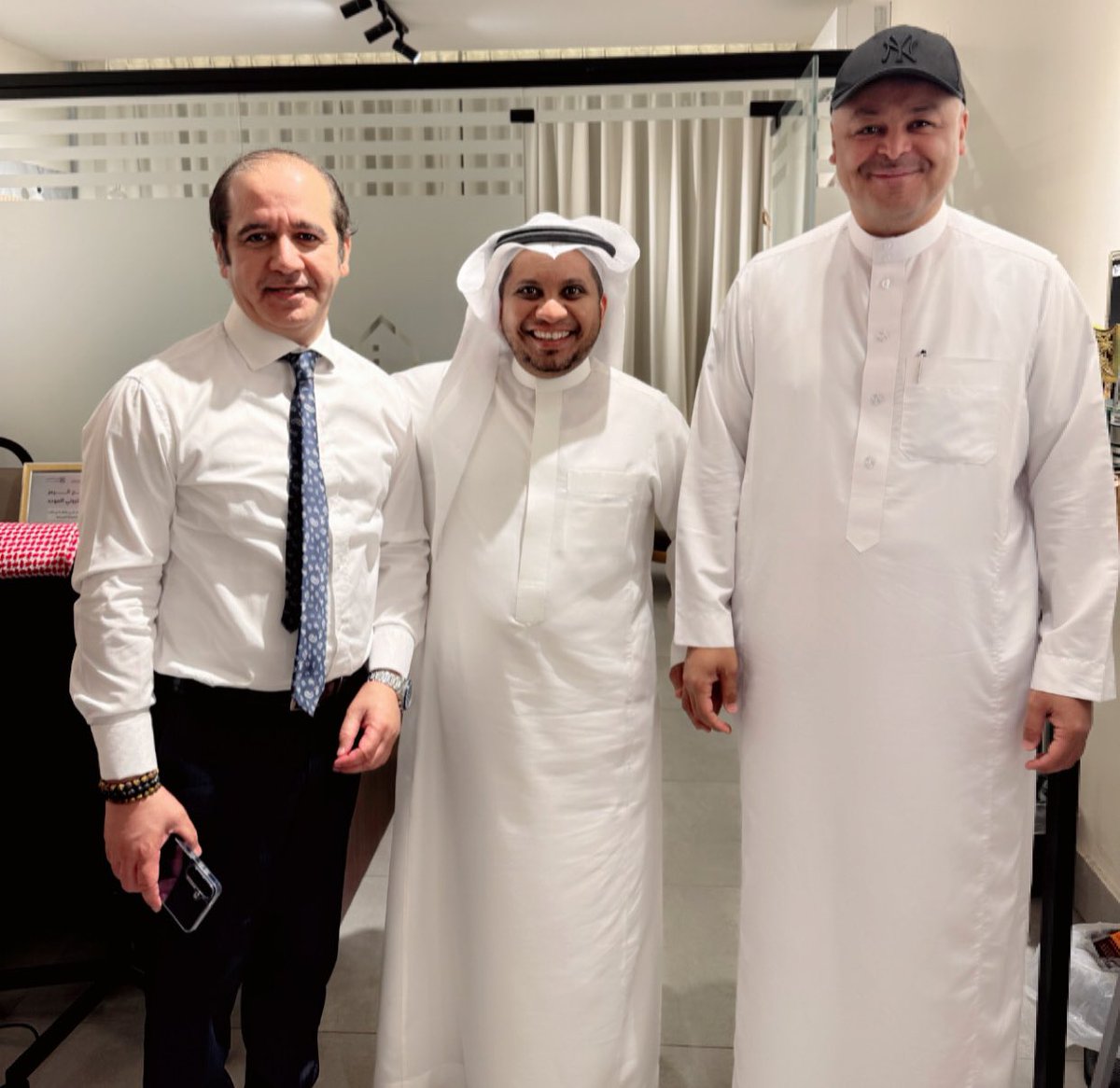 Alaboudi_rei's tweet photo. 🔺🔺
اليوم في حاضنة المساكن 
@H_almsakn 
 
زارنا رجل الأعمال سامي الحركان 
@samiharkan2 

ومن شركة نايت فرانك العالمية
شريك - رئيس تطوير الأعمال
في منطقة الشرق الأوسط وشمال أفريقيا
TURAB SALEEM
@Knightfrank_ksa 

سعدت جدا بزيارتكم 🤝🌹 https://t.co/jk3gskGoFB