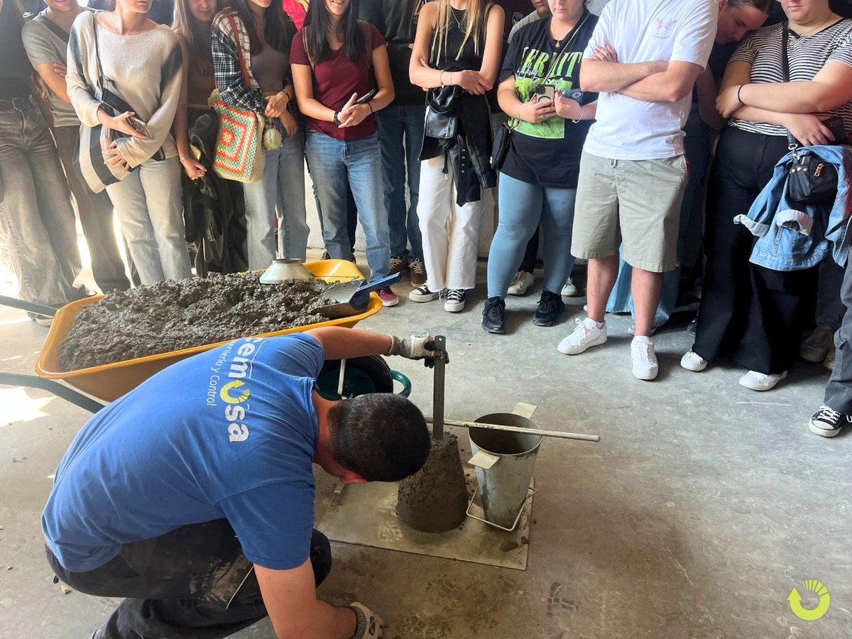 CemosaOficial's tweet image. 🔍Visita de #TalentoJoven al laboratorio de CEMOSA Málaga 🧑‍🎓🏗️

Recibimos a 50 alumnos de Arquitectura de la @InfoUMA, que conocieron cómo trabajamos en el control de calidad de materiales.

#CEMOSA #ControlCalidad #ETSA #UMA
