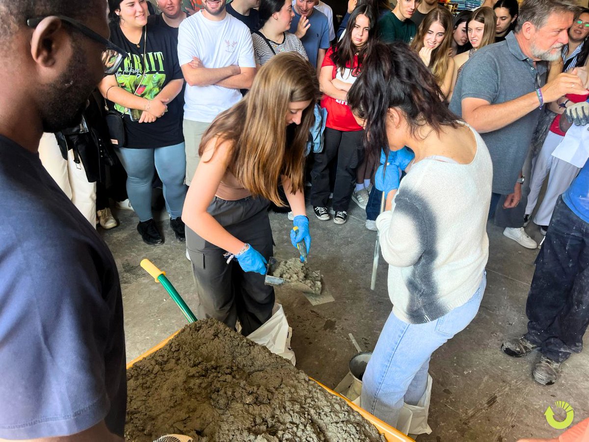 CemosaOficial's tweet image. 🔍Visita de #TalentoJoven al laboratorio de CEMOSA Málaga 🧑‍🎓🏗️

Recibimos a 50 alumnos de Arquitectura de la @InfoUMA, que conocieron cómo trabajamos en el control de calidad de materiales.

#CEMOSA #ControlCalidad #ETSA #UMA