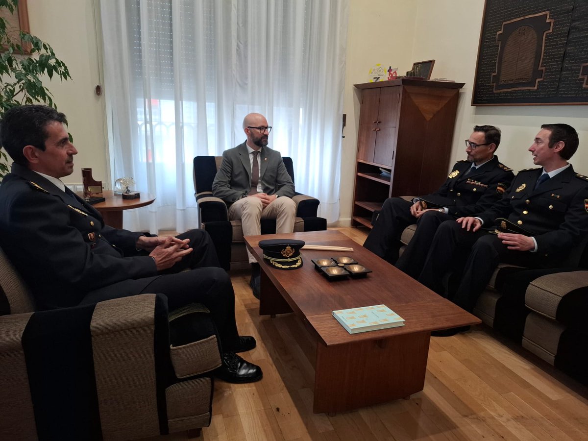 Subdelegación del Gobierno en León (@leon_gob) on Twitter photo El subdelegado del Gobierno en León ha recibido a los nuevos jefes policiales de la provincia:
👮♂️ José Rodríguez Domínguez, comisaría de San Andrés del Rabanedo
👮♂️ Francisco Javier Martín García, comisaría de Astorga
🔜 Tomarán posesión próximamente.
<a href="/policia/">Policía Nacional</a> El subdelegado del Gobierno en León ha recibido a los nuevos jefes policiales de la provincia:
👮♂️ José Rodríguez Domínguez, comisaría de San Andrés del Rabanedo
👮♂️ Francisco Javier Martín García, comisaría de Astorga
🔜 Tomarán posesión próximamente.
<a href="/policia/">Policía Nacional</a>