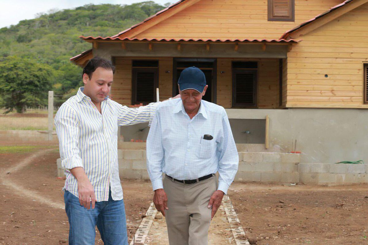 Vengo del campo.
Mi padre, maestro y agricultor, me enseñó a amar la tierra…
a entender que no hay trabajo más digno que hacerla parir con las manos.

Hoy, en su día, valoro a quienes la cultivan con sudor,
a los que nos alimentan y levantan, día tras día,
no solo sus cosechas,