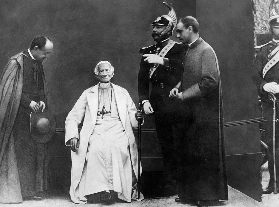 Quell’idea semplice che rivoluzionò le coscienze
Sui passi della “Rerum novarum” attraverso la stampa dell’epoca. 
«Il lavoro non è una merce»
di Lucio Brunelli <a href="/luciobrunelli/">lucio brunelli</a> 
osservatoreromano.va/it/news/2025-0…