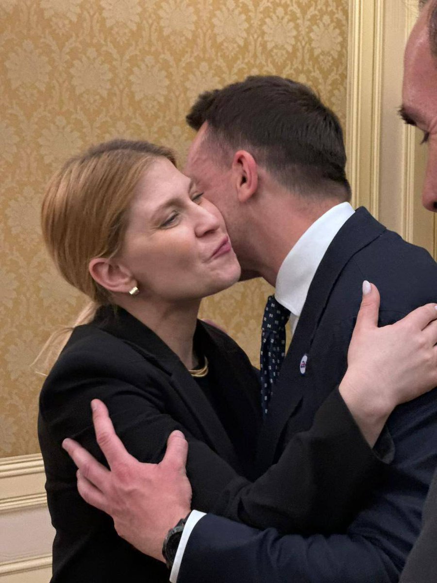 MeklerRafal's tweet photo. Sytuacja z rozwiązanym protestem robi się coraz ciekawsza.
Ukraiński dziennikarz donosi że to @adamSzlapka załatwił Ukraińcom rozwiązanie protestu. 
""Czy uważasz, że Polacy wczoraj znieśli blokadę granicy bez powodu?
I nie, nie jest to tak po prostu.
Nieformalna dyplomacja prowadzona na formalnych spotkaniach rozwiązuje wiele problemów.
Wczoraj Ola Stefaniszyna „ciepło” przyjęła polskiego ministra ds. europejskich Adama Szłapkę.
Sądząc po zdjęciu, kapelusz unosił się na wodzie. 😍
I granica została odblokowana.
Uczyć się.
PS. Zdjęcia nie są oficjalne. Ekskluzywne""
Tak pisze na swoim profilu na FB. Nowy rząd, ten sam "Sługa Ukrainy".