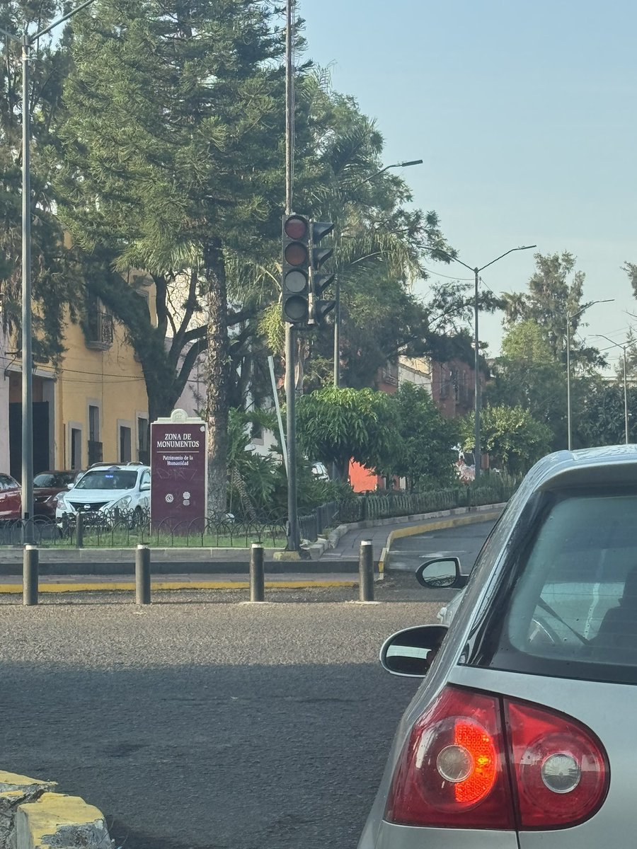 Reportan que los semáforos de la glorieta de la avenida Nocupétaro y Guadalupe Victoria, no están funcionando causando caos en la zona. <a href="/Policia_Morelia/">Policía de Morelia</a>