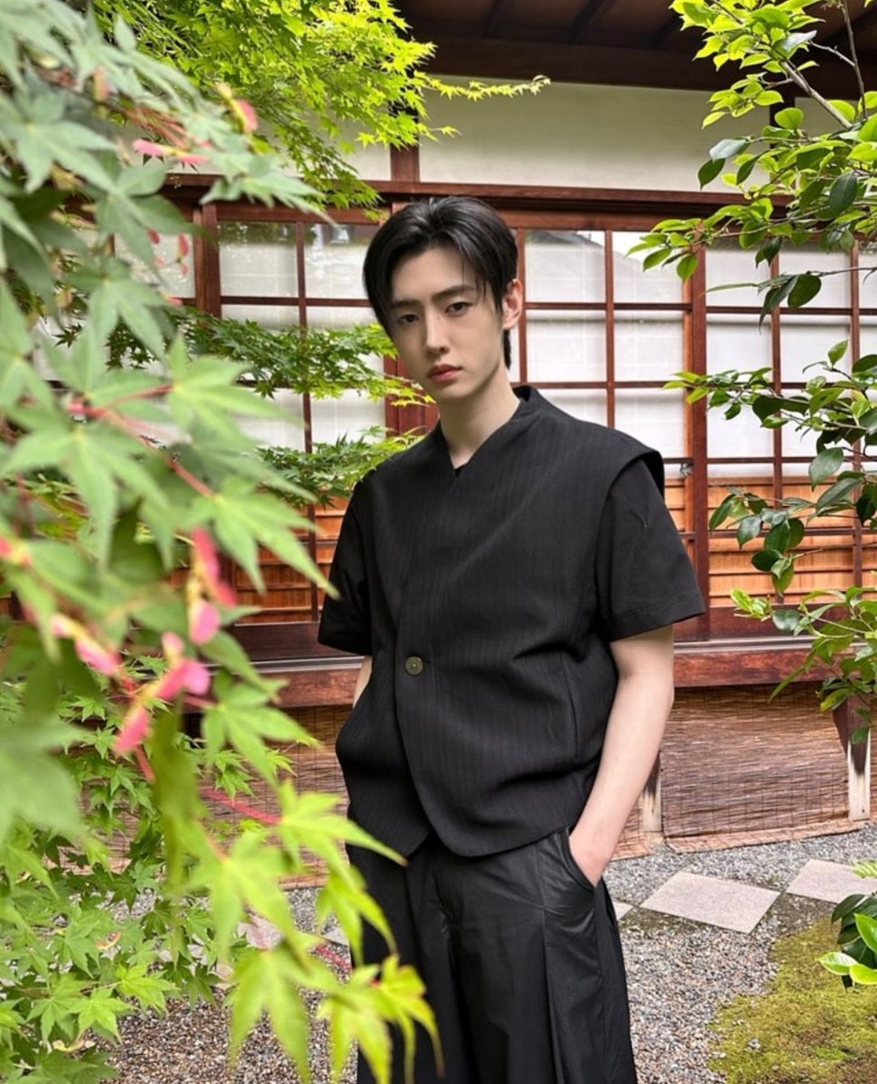 PSHGlobalTeam's tweet image. [INFO] 250515

Sunghoon’s latest post for #ADERERROR has just reached 1M likes on Instagram! 🎉

This year so far, seven out of his eleven individual posts garnered over 1 million likes on #ENHYPEN official Instagram page, with three of them surpassing the 2 million mark 🔥