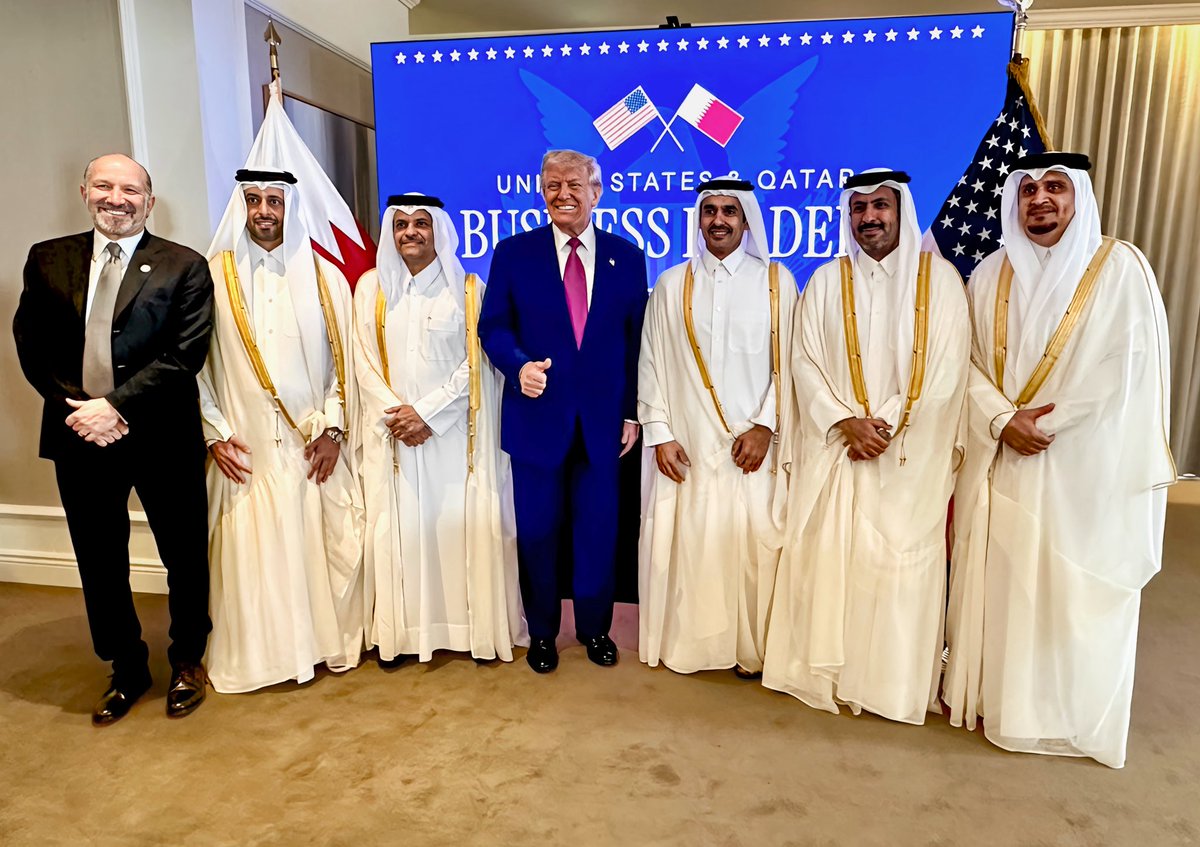 MociMinister's tweet photo. سُررت بلقاء فخامة رئيس الولايات المتحدة الأمريكية، السيد دونالد ترامب، خلال المائدة المستديرة المشتركة لقادة الأعمال، والتي تمثّل لحظة تاريخية في مسار العلاقات الثنائية بين بلدينا. وقد تناولنا سُبل تعميق العلاقات التجارية، وتوسيع آفاق الشراكة الاقتصادية، وتعزيز الاستثمارات الاستراتيجية بين دولة قطر والولايات المتحدة.
#قطر #الولايات_المتحدة