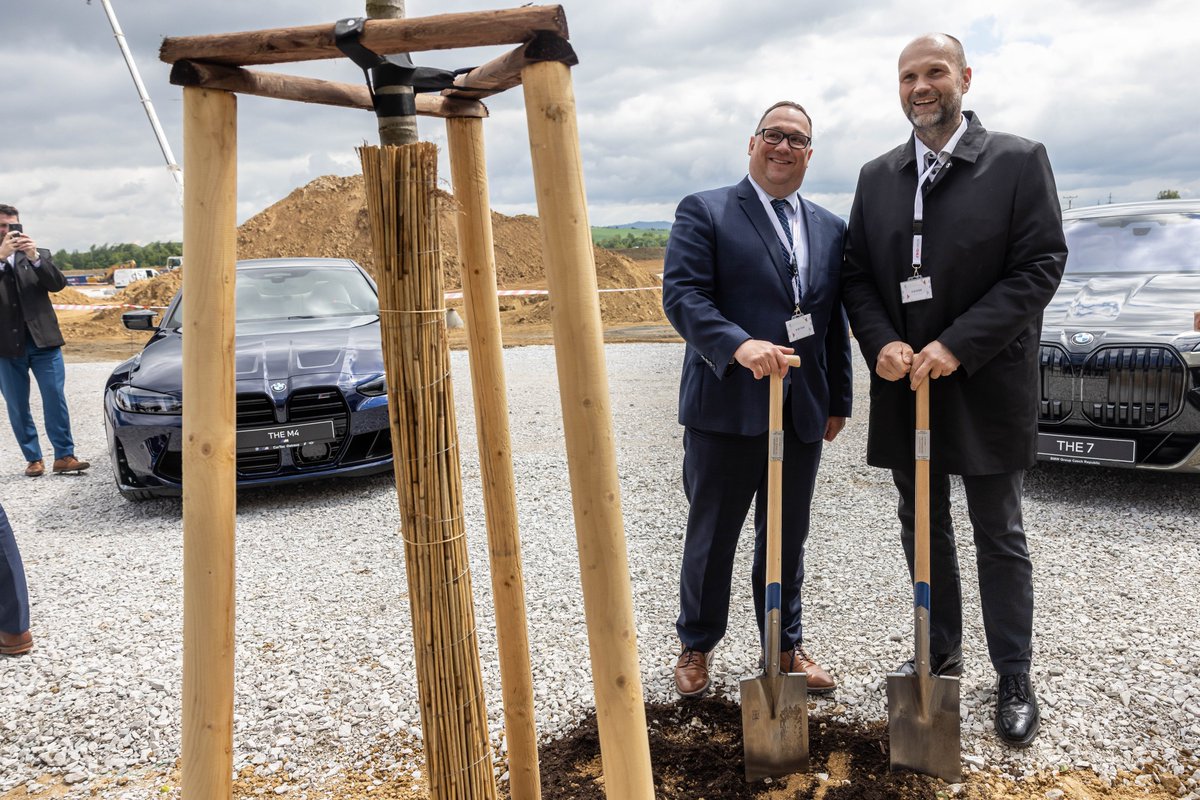 Nejmodernější logistické centrum automobilky BMW se začíná stavět v průmyslové zóně Ostrava Airport Multimodal Park v Mošnově. Podobné má firma v USA, Mexiku, Německu nebo Číně. Díly pro výrobu aut a motorek se tu začnou naplno vyrábět koncem příštího roku. Práci by tam mohlo