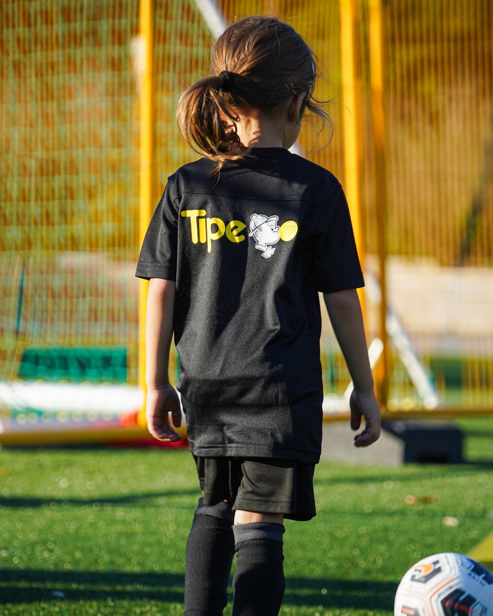 Knatteskolan är tillbaka!

Tillsammans med Tipe och Ica Maxi Solna så kan AIK Ungdomsfotboll med glädje välkomna flickor och pojkar födda 2020 till klubbens populära Knatteskola som inleds under hösten 2025.

🔗 Läs mer om hur man anmäler sig via: AIKungdomsfotboll.se/knatteskolan