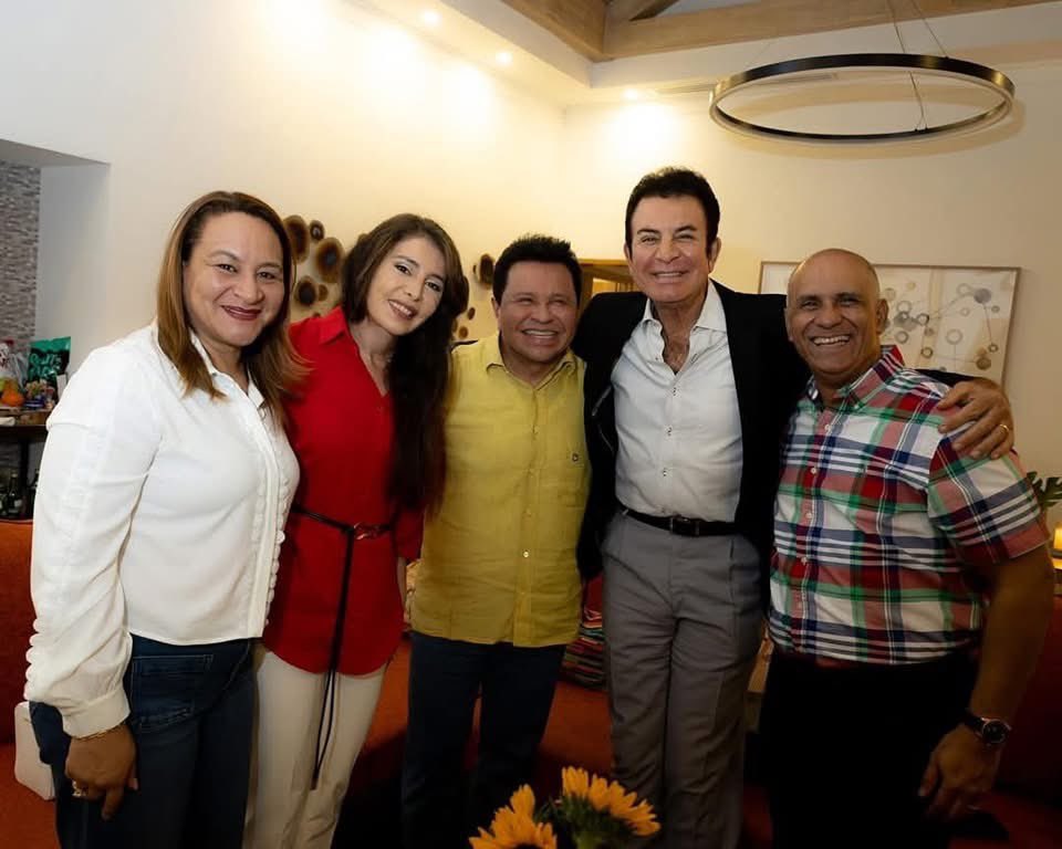 El apóstol <a href="/ApostolGM/">Apostol G. Maldonado</a> Guillermo Maldonado 👆🏻bendijo ayer a los presidenciables <a href="/SalvaPresidente/">Salvador Nasralla</a> y <a href="/Tito_alcalde/">Nasry “Tito” Asfura</a>