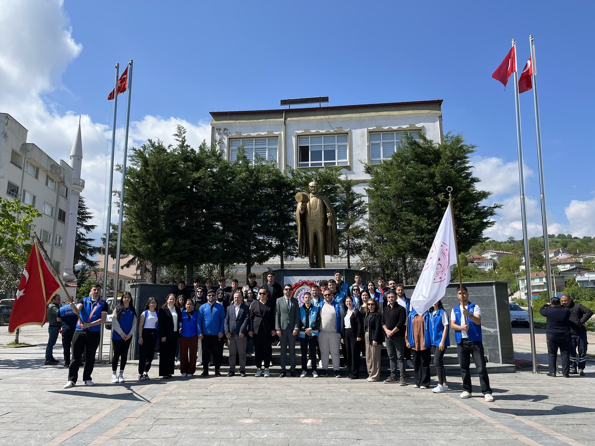 GSB_AlacamGM's tweet photo. #GençlikHaftası büyük bir coşkuyla başladı!

15-21 Mayıs tarihleri arasında düzenlenecek olan Gençlik Haftası etkinliklerinin açılışı,Atatürk Anıtı önünde saygı duruşu ve çelenk sunma töreniyle gerçekleşti.

#GSBGM #AlaçamGM

@OA_BAK 
@gencliksporbak @GSBgenclik https://t.co/n8Pe0EzNzt