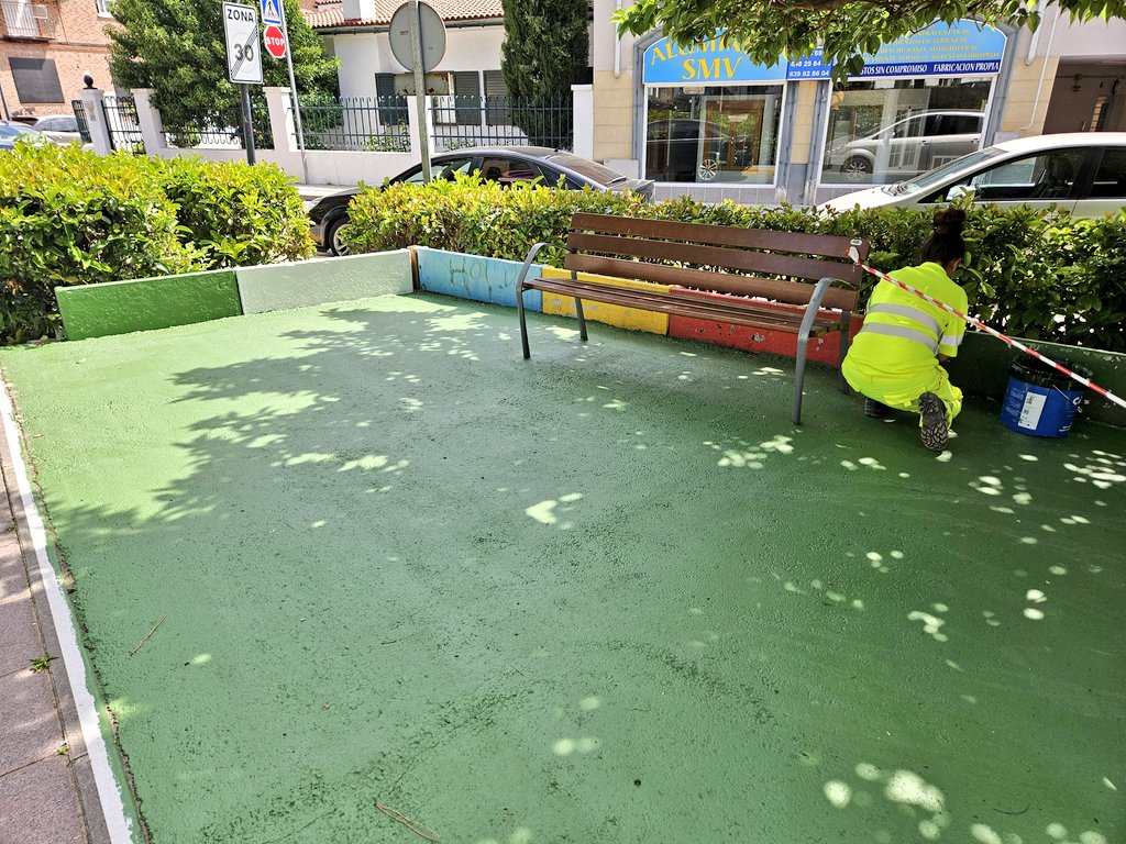 Durante estos días se están llevando a cabo trabajos 👷‍♂️🚧 de mejora y embellecimiento del parque 🌳🛝 de la calle San Antonio de #SanMartinDeLaVega, a través del programa público de formación y empleo.

Además de mejorar su estado ✅️, permitirá darle un nuevo aspecto 👀.