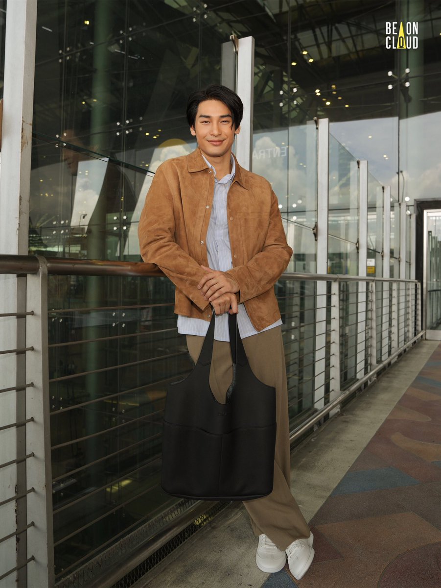 ภาพ Airport Look ของ อาโป ณัฐวิญญ์ ก่อนออกเดินทางไปร่วมงาน DIOR Plaza Indonesia Boutique Opening ที่กรุงจาการ์ตา ประเทศอินโดนีเซีย 📸✨

#ApoflytoDiorIndonesia 
#DiorMenFall