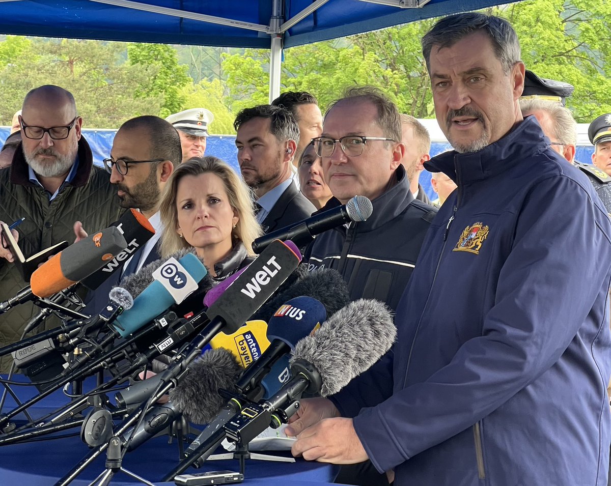 Der Bundesinnenminister Alexander Dobrindt und der Ministerpräsident Dr. Markus Söder machen sich ein Bild von der Grenzkontrollstelle der Bundespolizei an der A 93.
Begleitet wurden sie von den Präsidenten des Bundespolizeipräsidiums Dr. Dieter Romann, der Bundespolizeidirektion