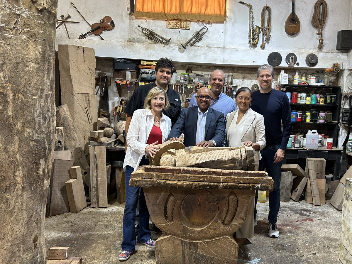 Qué gran placer conocer al talentoso escultor dominicano, Juan Trinidad, y ver sus hermosas obras, junto con mi amigo, el Embajador Dominicano en Canadá <a href="/JoseBlanco/">Jose Blanco</a>, y colegas!