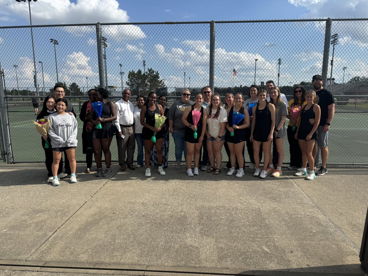 ahstennis_girls's tweet photo. Our 7 seniors filled the 7 spots on the varsity roster in a 3-2 win over Covenant Christian.
Families joined them on court for introductions and a celebration afterwards. 

What a great group! We’ll miss them both on and off the court next season! https://t.co/9zI50Gl1Mn