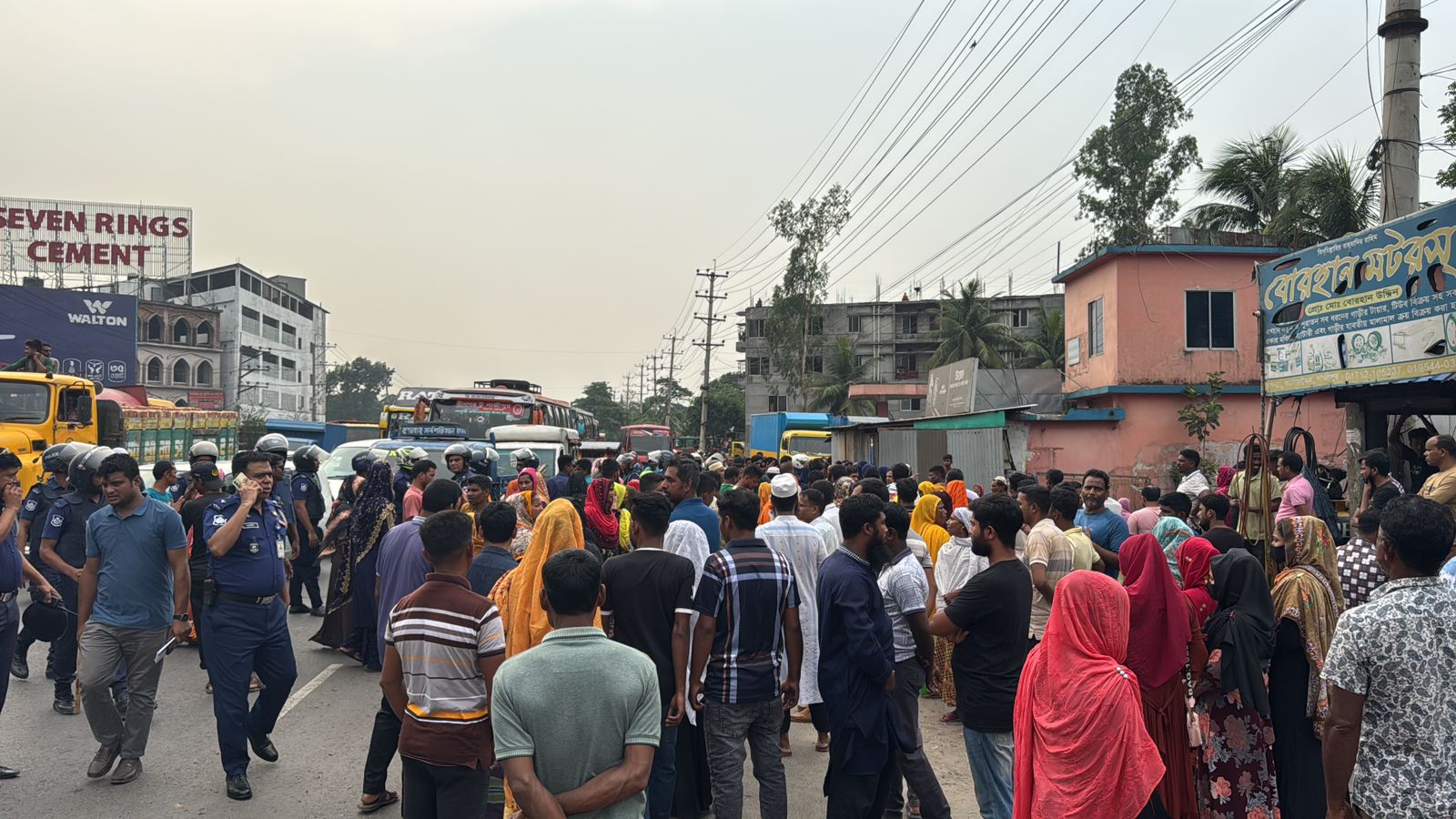 কালিয়াকৈরে বকেয়া বেতনের দাবিতে মহাসড়ক অবরোধ করে শ্রমিক বিক্ষোভ