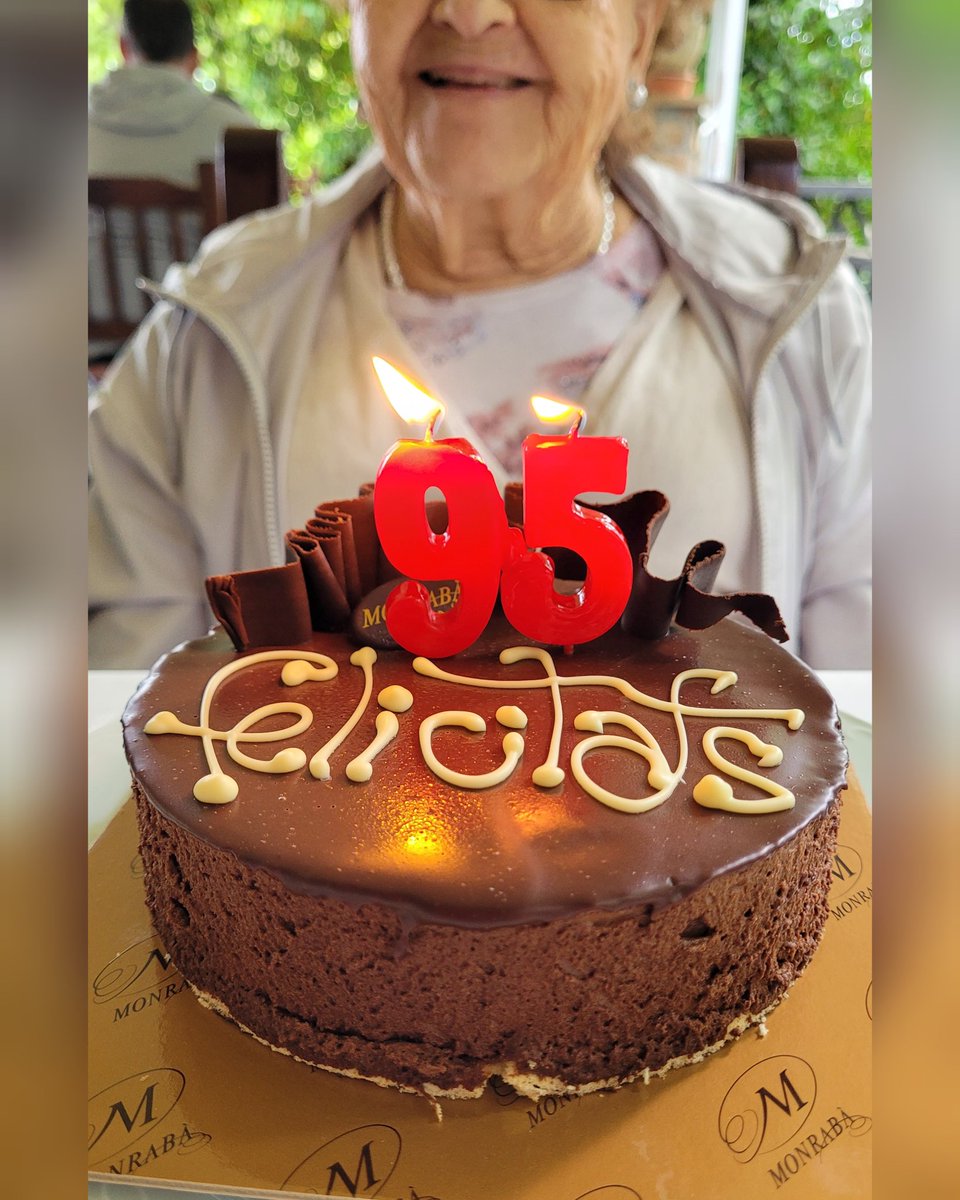 PostureigLleida's tweet photo. Avui, 95è aniversari de la #PostuYaya! Diu que està millor que mai però que li quede poc, 30 o 40 anys només... Tot i que no té massa memòria i no té clar qui sou, us done les gràcies als #PostuFans per tants missatges pensant en ella i que "esteu molt guapos" 😂 Per molts més!!! https://t.co/odE1SGrj7S