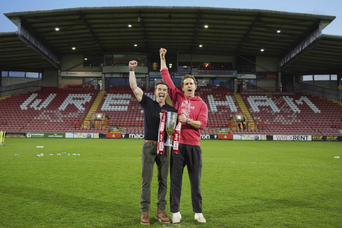 swipelabsio's tweet image. Ryan Reynolds' "idiotic" $2M gamble on Wrexham AFC stunned the football world.
A forgotten team buried in England's lowest tier.
3 seasons later: $100M valuation. 3 historic promotions.
And it exposed a truth elite clubs hope you never notice: