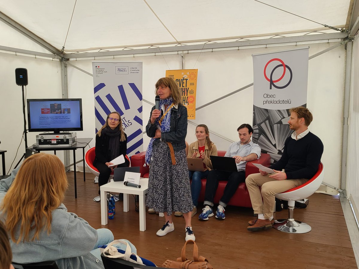 #svetknihy📚 Comment naît une traduction littéraire ?
Atelier de traduction : Jovanka Šotolová et ses étudiants travaillent sur un extrait du Bastion des larmes d’Abdellah Taïa, l’un des romans en lice pour Le Choix Goncourt de la 🇨🇿, qui sera dévoilé demain !
<a href="/jovankaSotola/">jovanka šotolová</a>