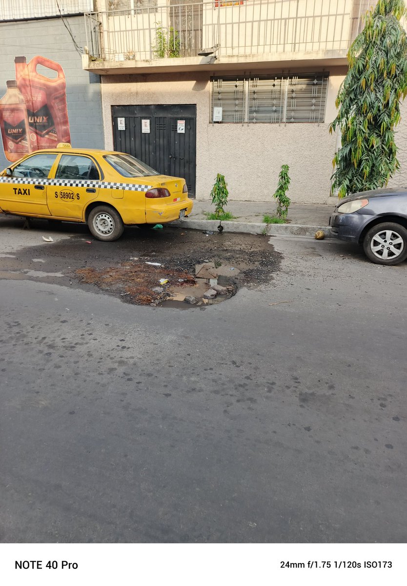 FPocablood's tweet photo. Señores @ANDASV está fuga lleva años sin ser reparada a pesar de haberla reportado en varias ocasiones. Es la 13a sur en dirección al boulevard Venezuela saliendo del mercado central frente al centro plástico. @TelenoticiasGMV https://t.co/1n4hUVlMLi
