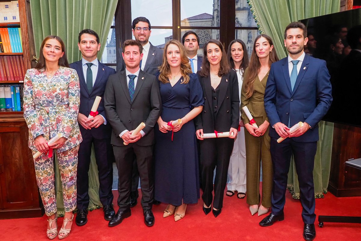 ColNotAsturias's tweet photo. 🫱🏻‍🫲🏼 Los nuevos notarios de la promoción 2024 que ejercerán su función en el Principado tomaron ayer posesión de sus plazas

👥 La decana del @ColNotAsturias, Isabel Valdés-Solís, presidió el acto acompañada por su junta directiva y el presidente del TSJ de Asturias, Jesús Chamorro https://t.co/o1sR0Bentq