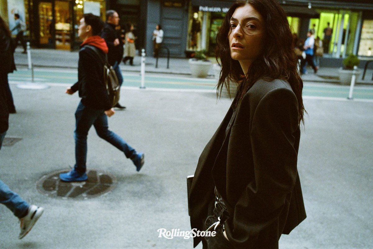 RollingStone's tweet image. Can you reach her? Yes, you can now, actually.

"I’ve never been more addicted to my phone. I think to be a good artist, you have to have a sense of what’s in the water. And I’m on my phone way more, but also I’ve never read more. I’ve never looked at more art." — @lorde…