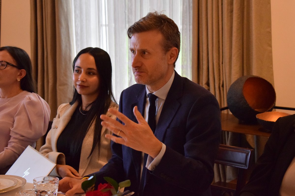 El equipo de la Embajada Británica, liderada por el embajador, <a href="/HodgsonGeorge/">Embajador Británico - George Hodgson</a>, se reúne con la jefe de la Oficina de Asuntos Internacionales del #Invima, Lina Pineda, y la directora de Medicamentos y Productos Biológicos, Sandra Montoya, para establecer un plan de trabajo