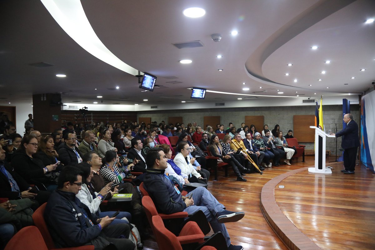 #AestaHora ⏰ celebramos la labor docente de nuestros maestros en los distintos centros a lo largo del país 🇨🇴. A todos extendemos un saludo unadista y reconocemos su ardua y loable tarea 👏📚.

En la sede nacional José Celestino Mutis 🏛️, más de 300 maestros unadistas asisten a