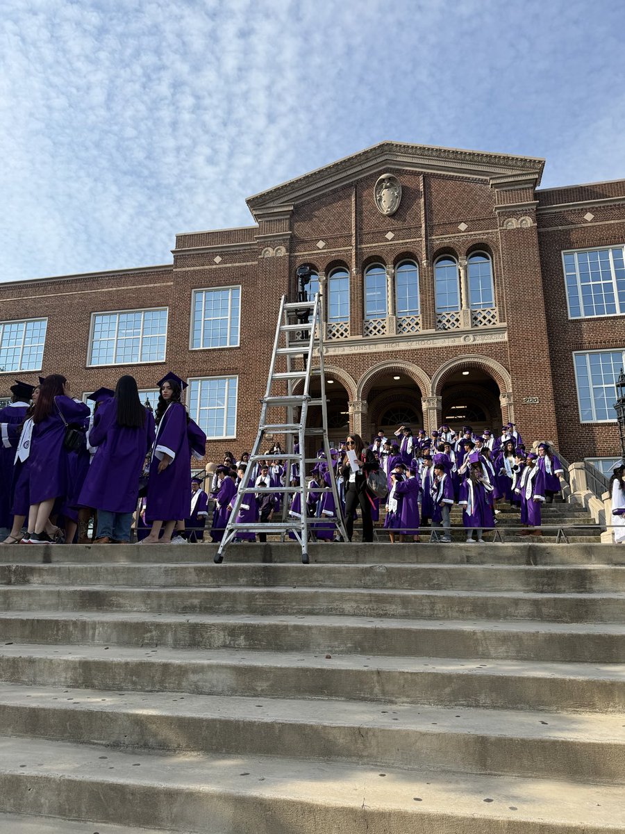 2nd best day of school. Panoramic photo and elementary school walk. ⁦<a href="/Sunset_Bison/">Sunset High School</a>⁩ ⁦<a href="/Beverly_A_Lusk/">Beverly Lusk</a>⁩ ⁦@MRamirezDISD⁩