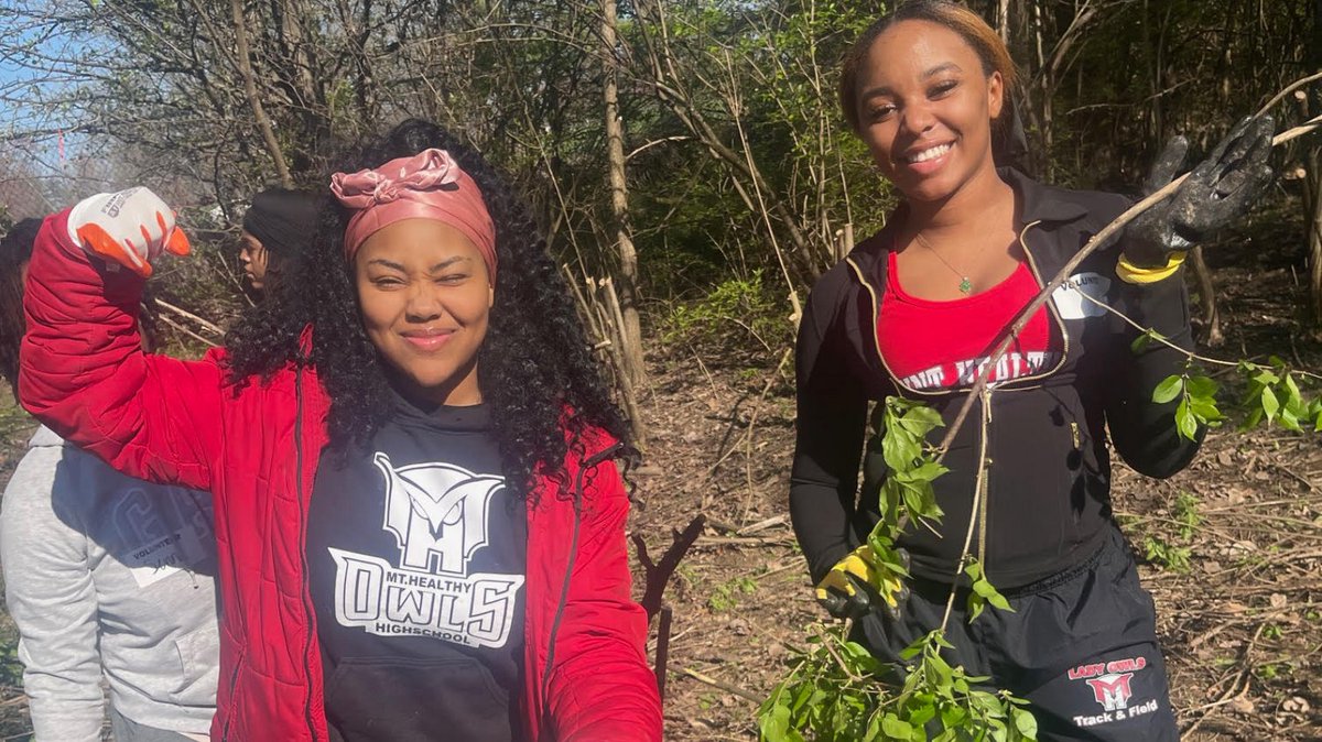 #ThrowbackThursday to Global Youth Service Day when students from Mt Healthy High School's National Honor Society partnered with Forest Avenue Wetland Park Renewal Project to remove more than 30 50-gallon bags of invasive plant species. #GYSD25