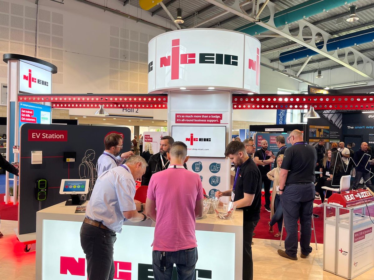 🎥 See the sparks fly with LIVE demos at #ElexShow!

BUSY stands, BUZZING crowds and NEXT-level kit in action…🔧 come down to watch, learn and try it for yourself 💪
( @makitatools , <a href="/officialNICEIC/">NICEIC</a> )
