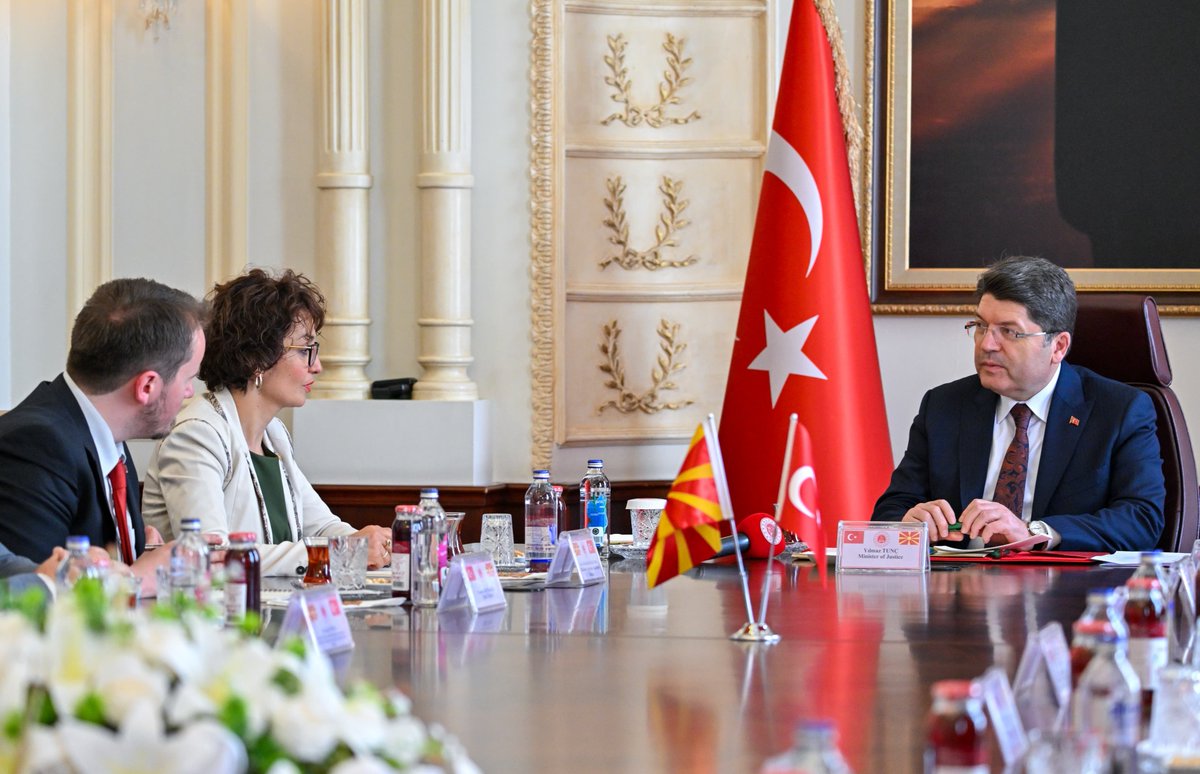 yilmaztunc's tweet photo. Kuzey Makedonya Hâkimler ve Savcılar Akademisi Başkanı Irina Trajkoska Strezoski ve beraberindeki heyetle Bakanlığımızda bir araya geldik.

Türkiye Adalet Akademisi ile Kuzey Makedonya Hâkimler ve Savcılar Akademisi arasında yakın iş birliğiyle yürütülen çalışma ve faaliyetler üzerine değerlendirmelerde bulunduk.

Tarihi ve kültürel bağlarımızın bulunduğu Kuzey Makedonya’yla adalet ve hukuki alanlar başta olmak üzere her alandaki iş birliğimizi güçlendirmeyi sürdüreceğiz.

Akademi Başkanı Irina Trajkoska Strezoski ve heyetine nazik ziyaretleri için teşekkür ediyorum.