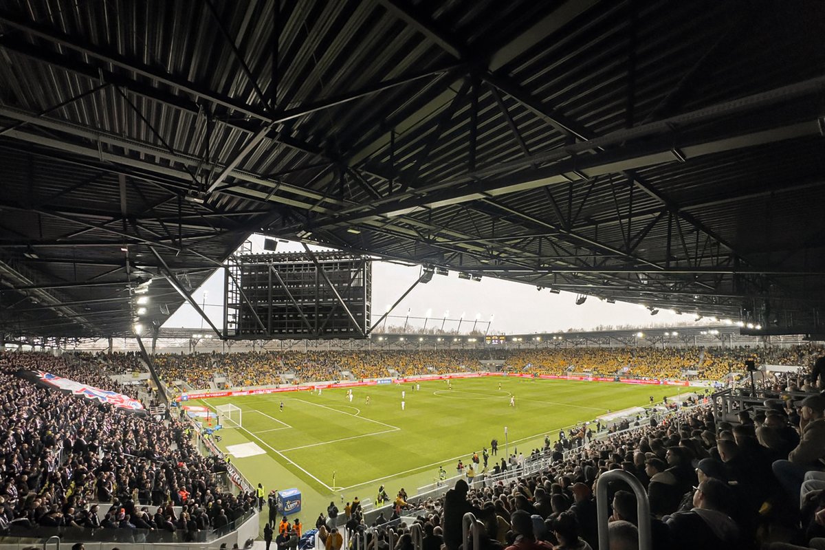 📍 The brand-new Arena Katowice, home to GKS Katowice, is now powered by premium RCF audio, including P 6215 and P 3115T speakers, COMPACT M12, S 15 subwoofers and QPS 6.0K amplifiers.
🎶 Supplied, installed &amp; tuned by TOMMEX
-
Read More: rcf.it/en/-/rcf-s-aud…
-
#RCFaudio