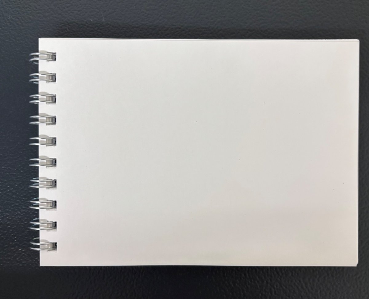 【物販情報その５】
物販紹介第５弾は横型メモ帳！！
B7サイズのリング型メモ帳です！
中は白紙で、スケッチブック風にも使えます！
ハッケンコウケンと一緒にお絵描きしませんか？
1冊500円で90冊販売するので、ぜひお手に取ってください〜🙌
 #皐槻祭2025