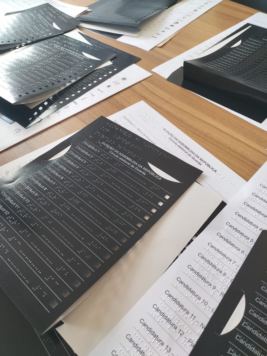AcapoPt's tweet photo. Nas Eleições Legislativas do próximo dia 18 de maio estará disponível a matriz de voto em Braille, permitindo aos cidadãos com deficiência visual exercer com autonomia e independência, como qualquer outro cidadão, o seu direito de voto. #eleições #legislativas2025 #acessibilidade https://t.co/M0Kfe3mSs0